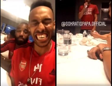 Μεγάλο show: Ο Παπασταθόπουλος τραγουδάει Αργυρό κι ο Ομπαμεγιάνγκ «δακρύζει» από τα γέλια (βίντεο)